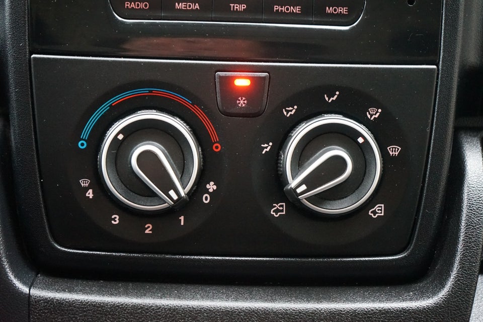 Peugeot Boxer 333 2,2 BlueHDi 140 L2H2 Premium