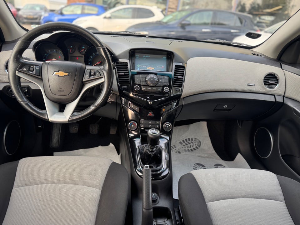 Chevrolet Cruze 1,8 LS 4d