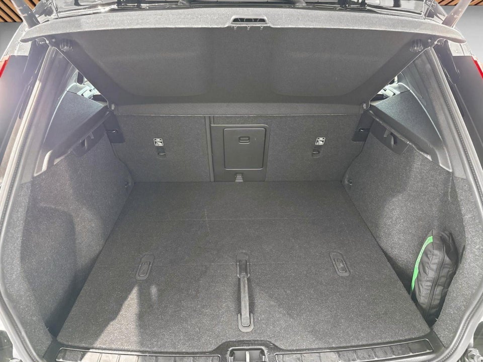 Volvo EX40 Extended Range Black Edition 5d