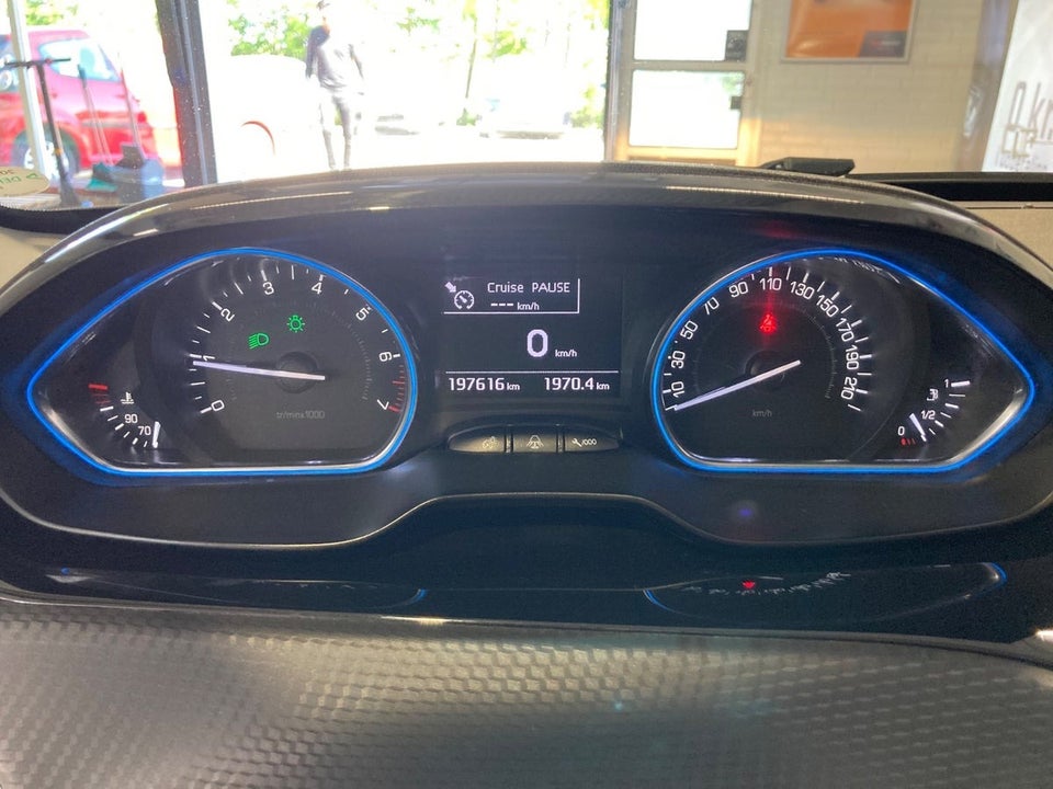 Peugeot 2008 1,2 e-THP 110 Allure Sky 5d