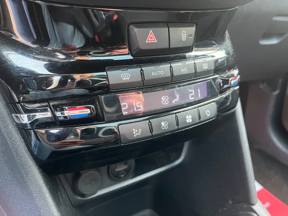 Peugeot 208 1,2 VTi Allure Sky 5d