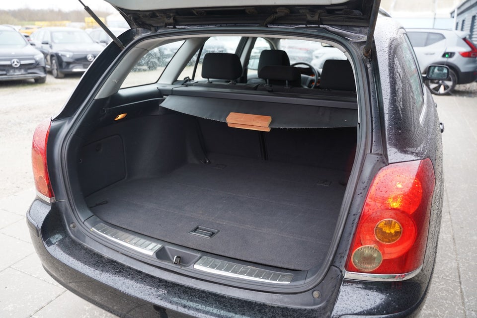 Toyota Avensis 1,8 VVT-i Terra stc. 5d