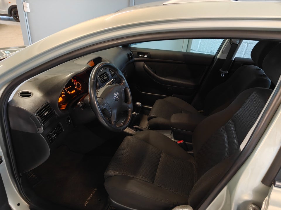 Toyota Avensis 1,8 VVT-i Sol stc. 5d