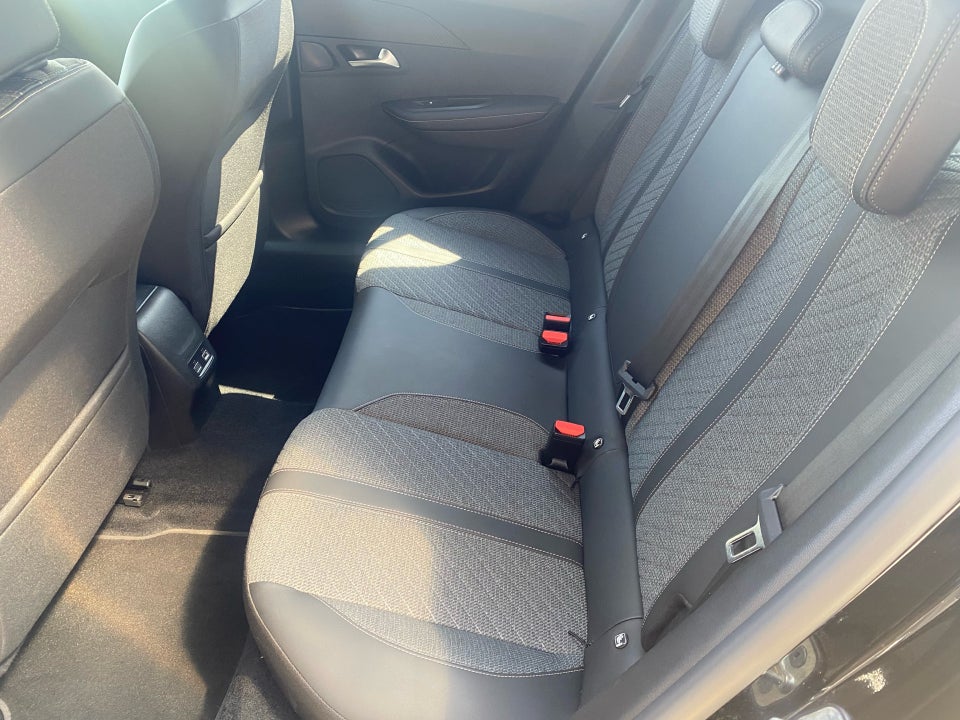 Peugeot 2008 1,2 PureTech 130 First Selection EAT8 5d