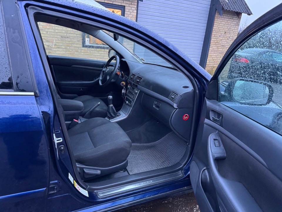 Toyota Avensis 1,8 Sol+ stc. 5d