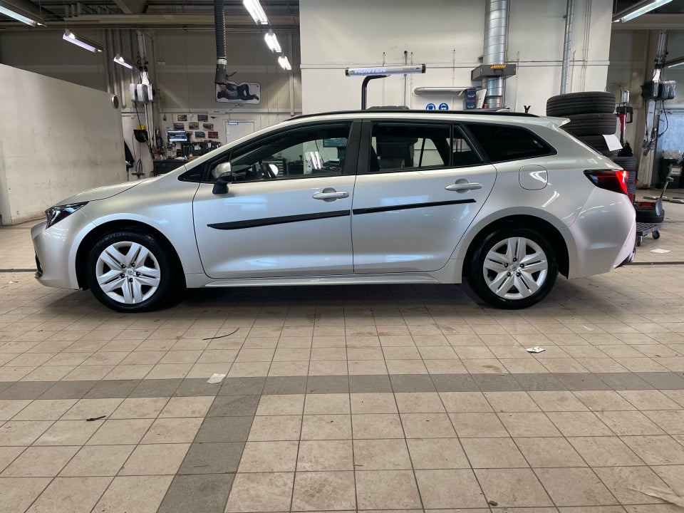 Toyota Corolla 1,8 Hybrid Essential Touring Sports e-CVT 5d