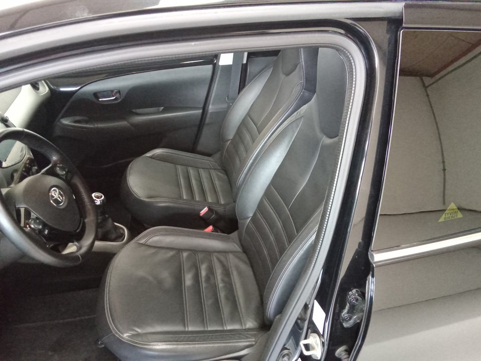 Toyota Aygo 1,0 VVT-i x-black 5d