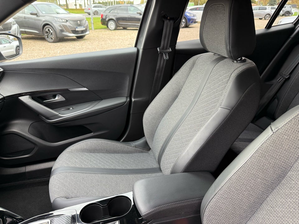 Peugeot 2008 1,2 PureTech 130 First Selection EAT8 5d