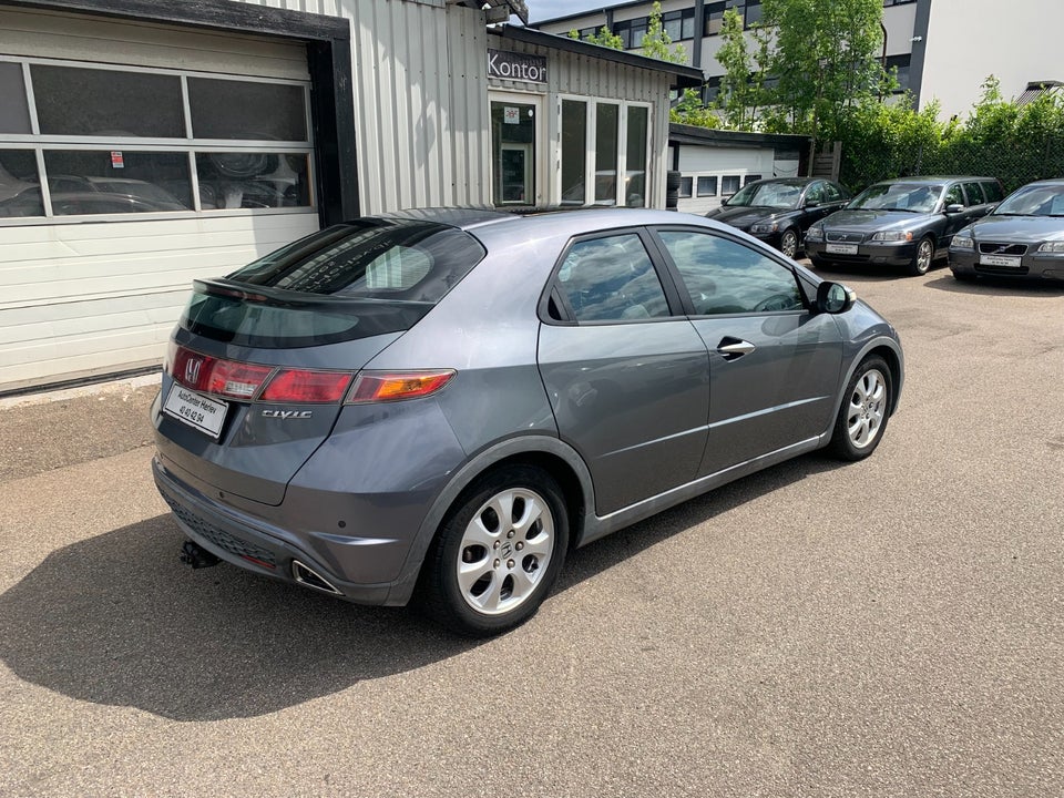 Honda Civic 1,8 Executive 5d