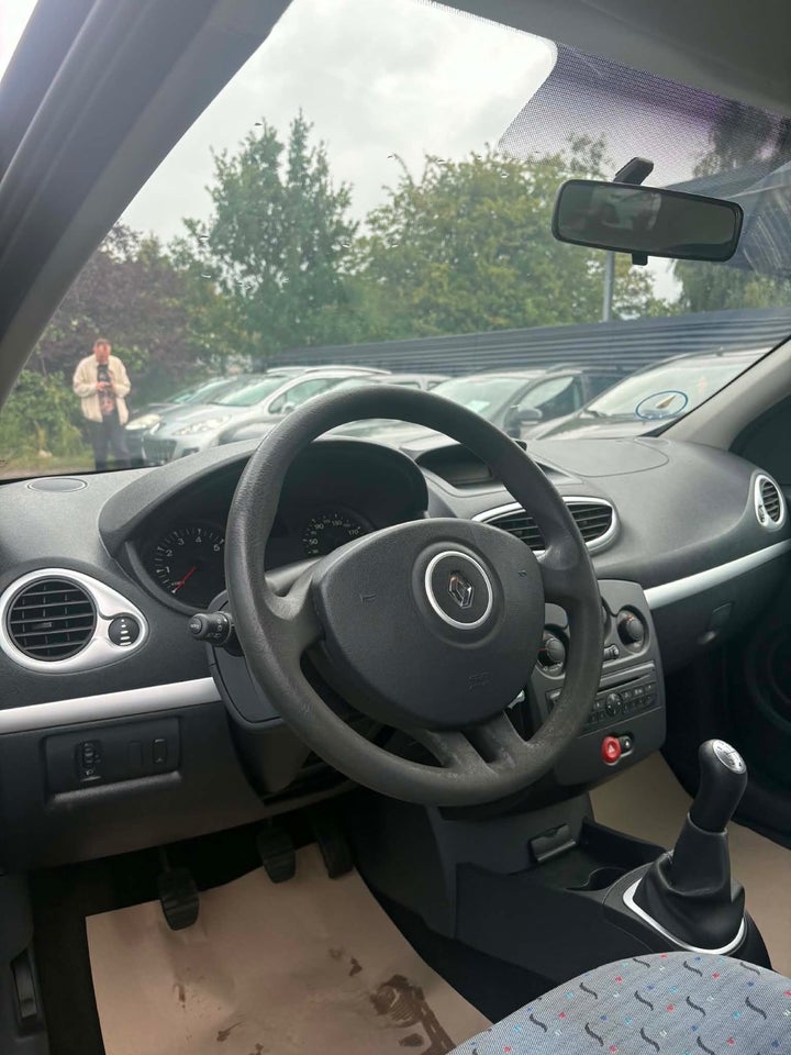 Renault Clio III 1,2 16V Authentique 5d