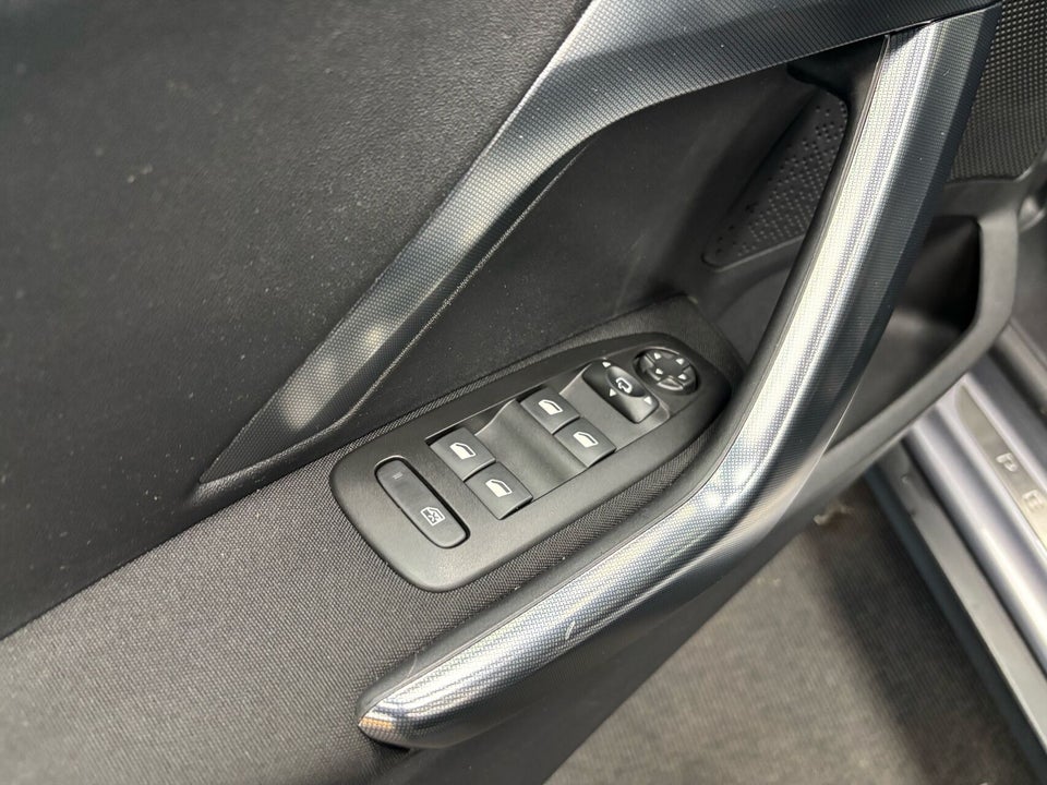 Peugeot 2008 1,5 BlueHDi 100 Exclusive Sky 5d