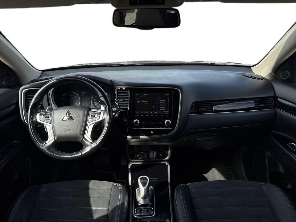 Mitsubishi Outlander 2,4 PHEV Invite CVT 4WD 5d