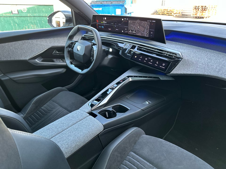 Peugeot e-3008 77 GT Pack 5d