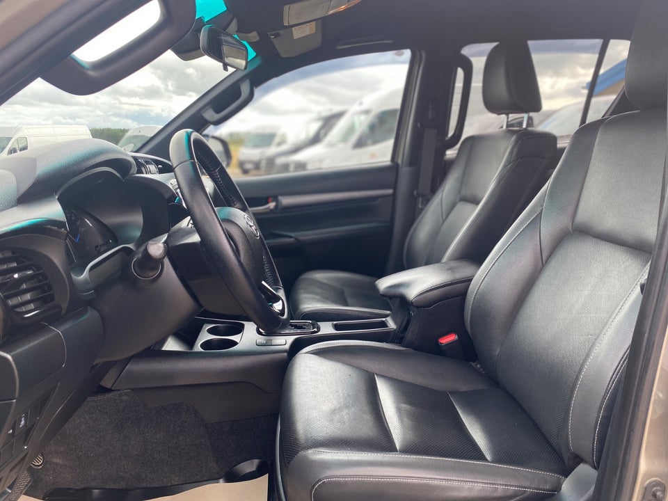 Toyota HiLux 2,8 D T4 Invincible Db.Kab aut. 4d