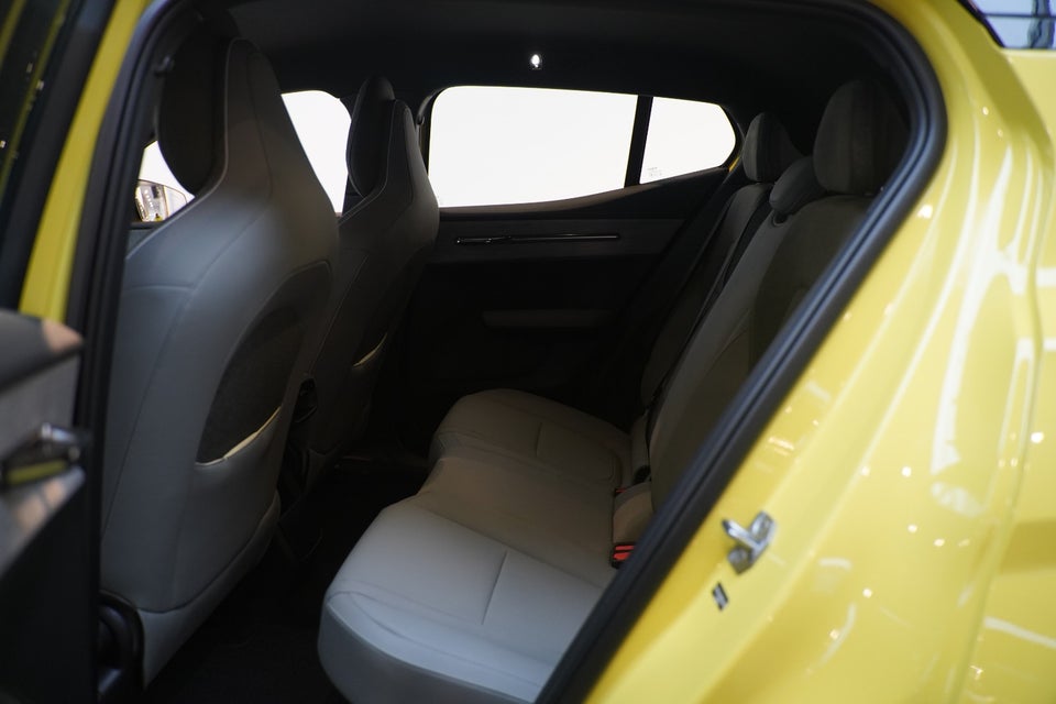 Volvo EX30 Extended Range Plus 5d