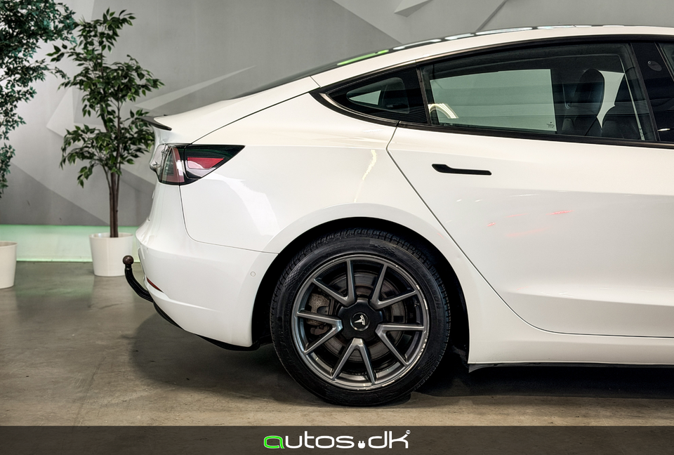 Tesla Model 3 Standard Range+ RWD 4d