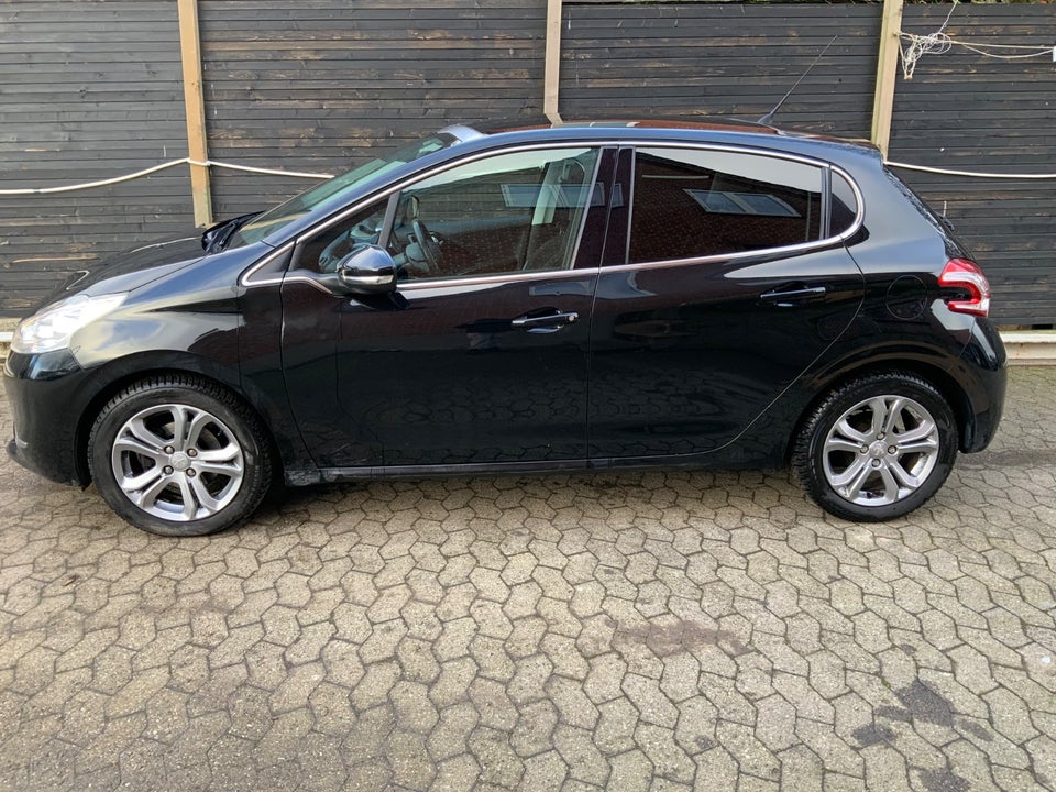 Peugeot 208 1,2 VTi 82 Allure Sky 5d