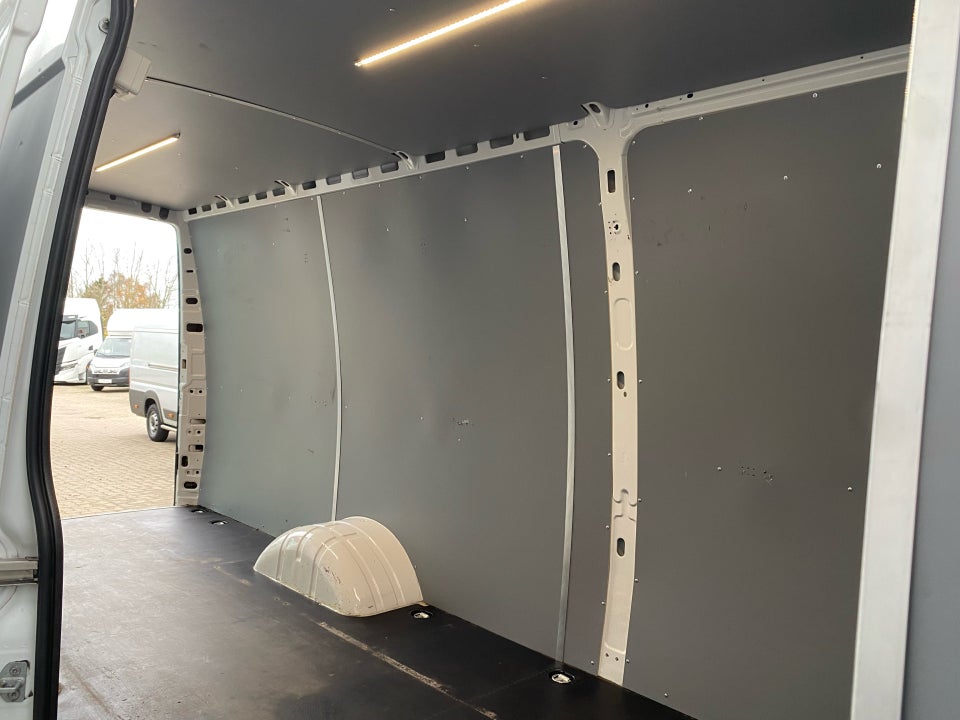 Iveco Daily 3,0 35C18 16m³ Van AG8