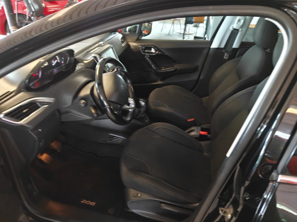 Peugeot 208 1,2 PureTech 82 Allure Sky 5d