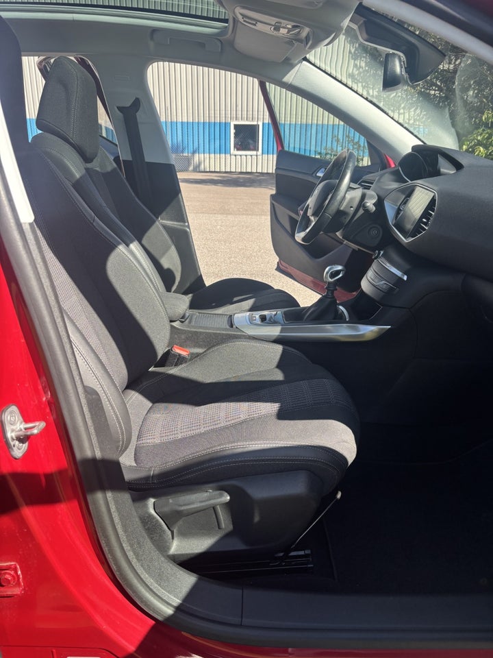 Peugeot 308 1,2 e-THP 130 Allure Sky 5d