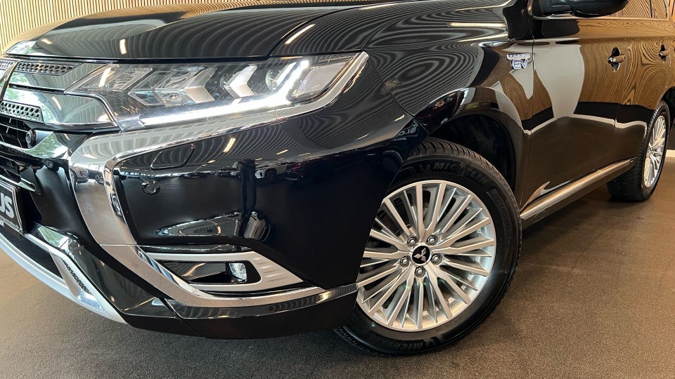 Mitsubishi Outlander 2,4 PHEV Limited CVT 4WD 5d