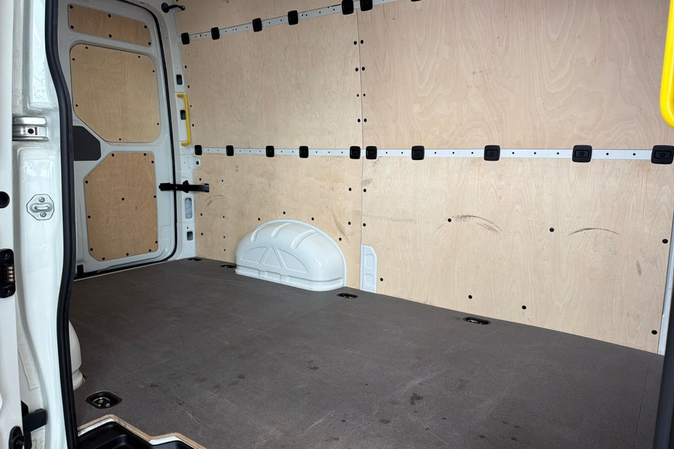 VW Crafter 35 2,0 TDi 177 Kassevogn L3H3 aut.