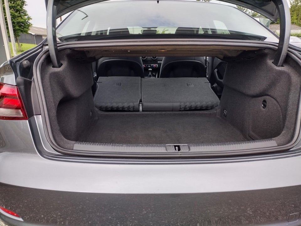 Audi A3 1,6 TDi 110 Attraction 4d