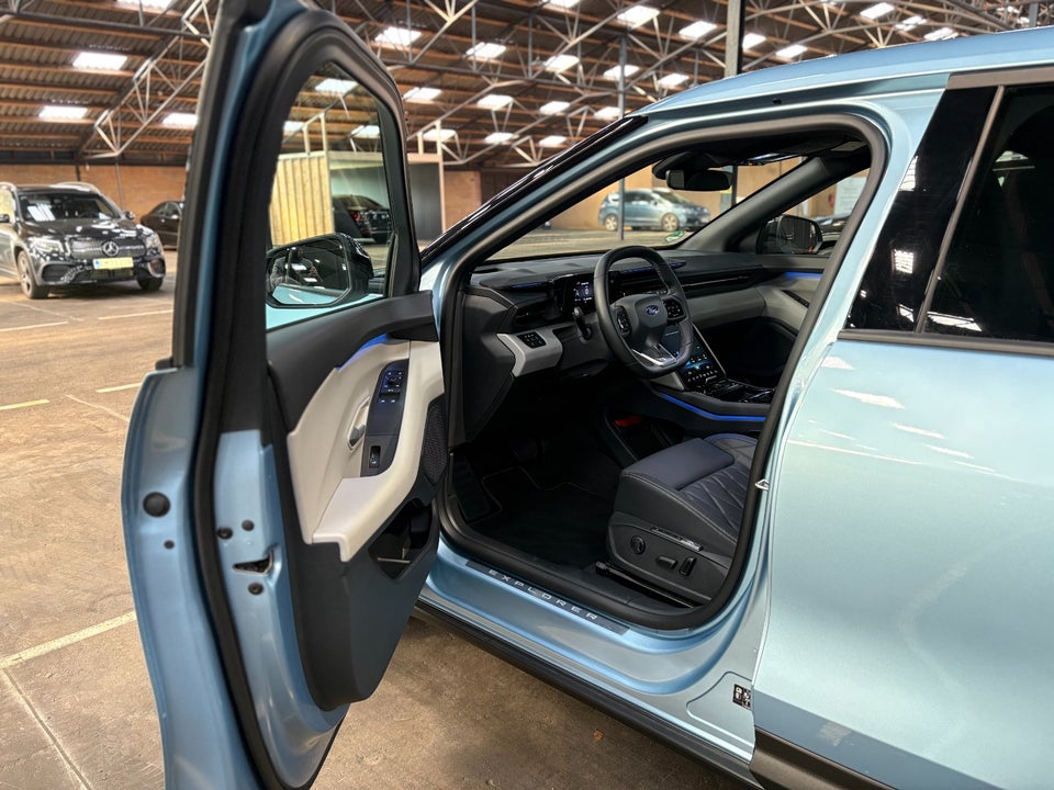 Ford Explorer 77 Premium Extended Range 5d