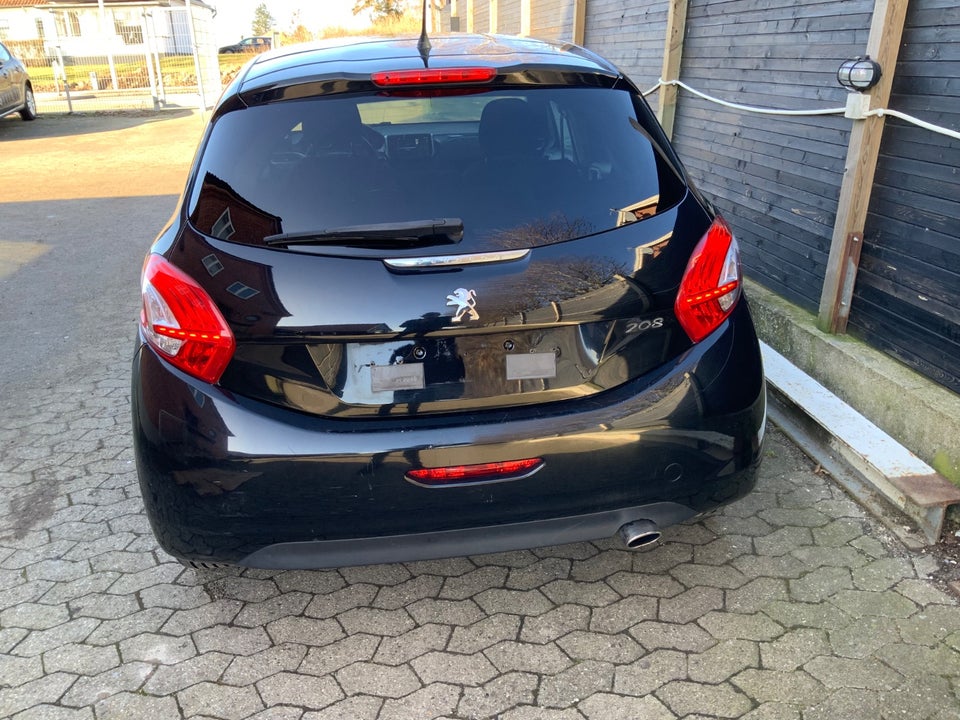 Peugeot 208 1,2 VTi Allure Sky 5d