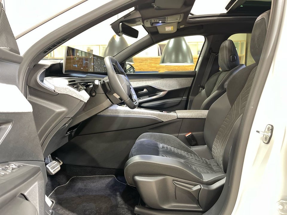 Peugeot e-3008 77 GT Pack 5d