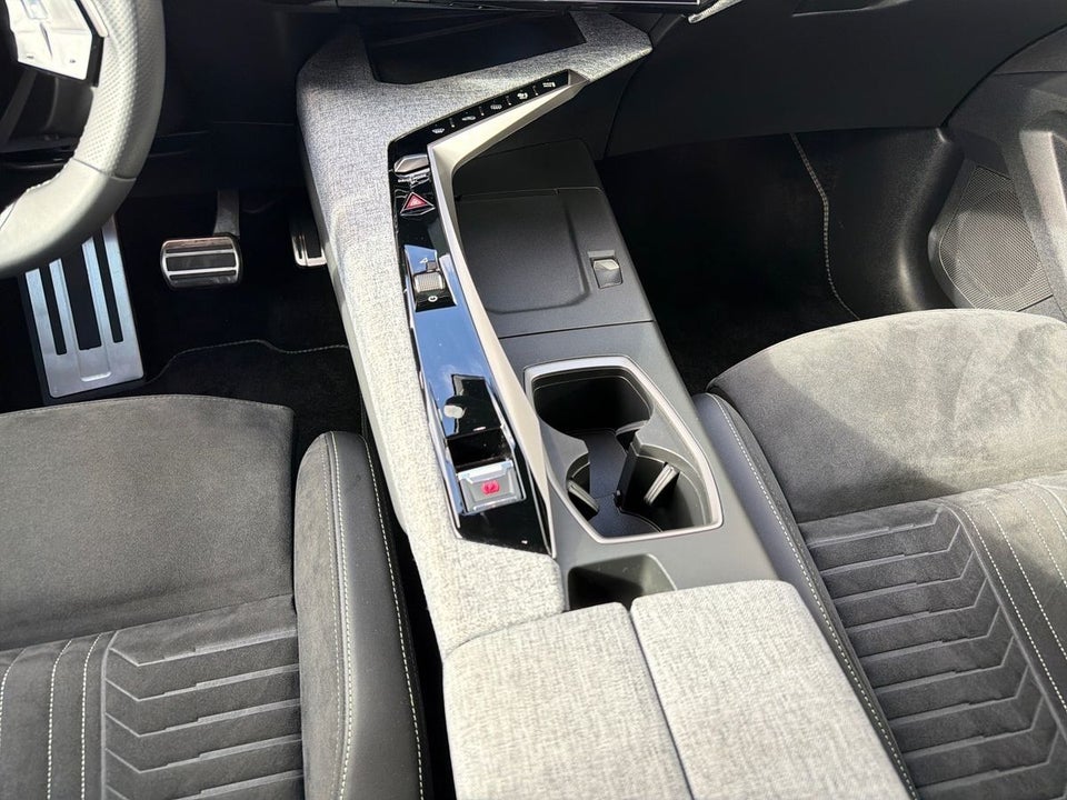 Peugeot e-3008 77 GT 5d