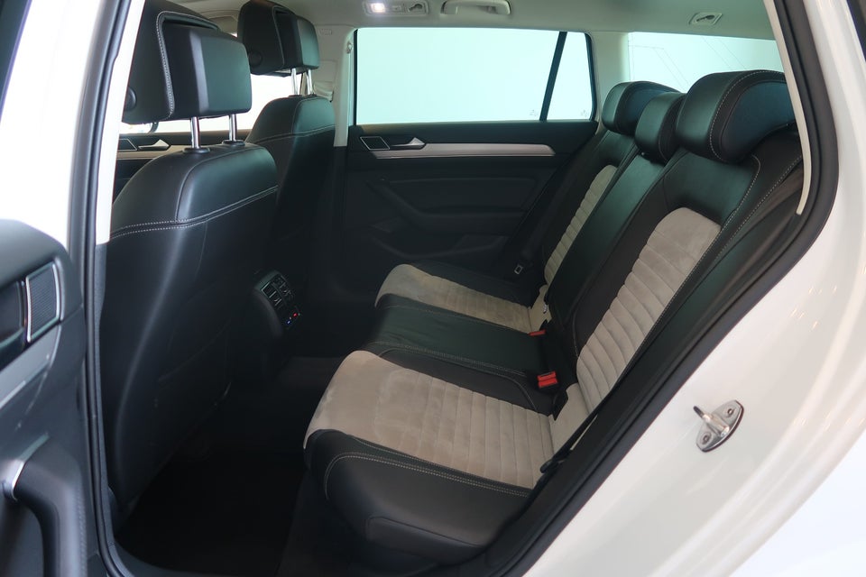 VW Passat 2,0 TDi 240 R-line Variant DSG 4Motion 5d