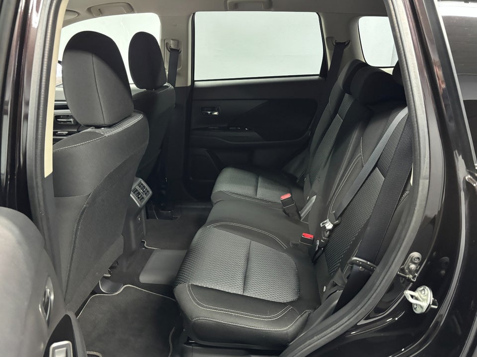 Mitsubishi Outlander 2,4 PHEV Inform CVT 4WD 5d