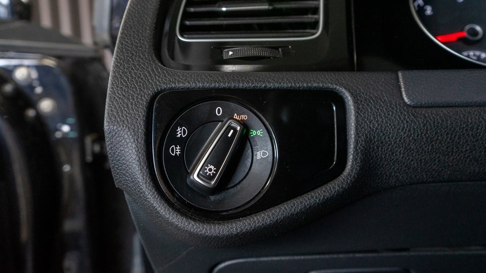 VW Golf VII 2,0 TDi 150 Highline Variant DSG 5d