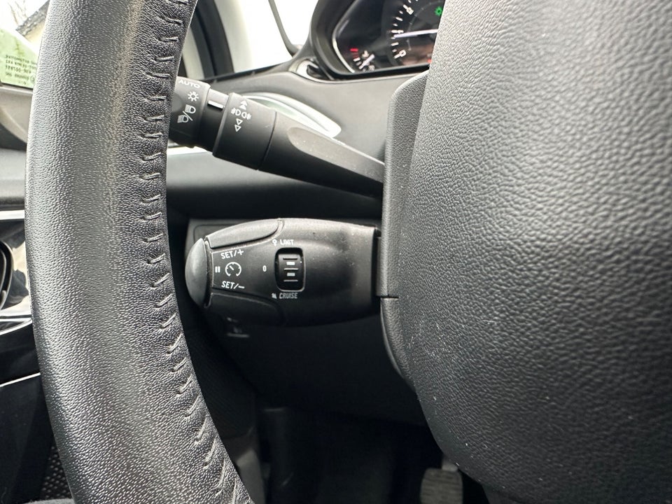 Peugeot 208 1,2 VTi Allure Sky 5d