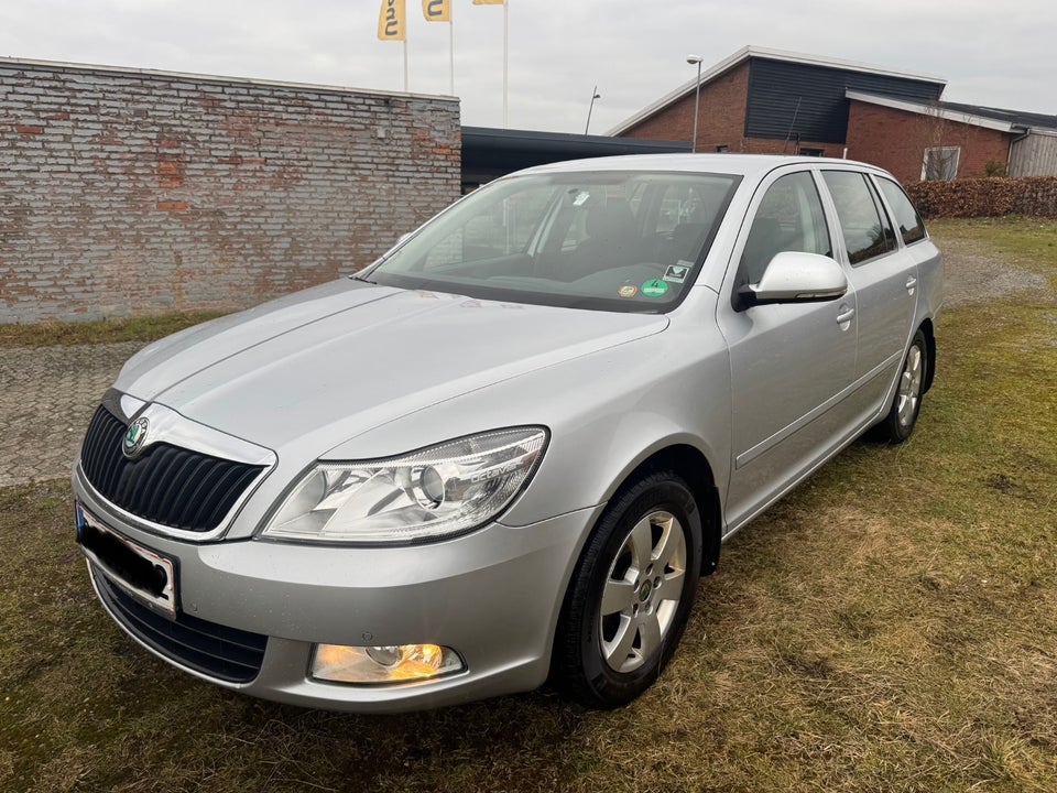 Skoda Octavia 2,0 TDi Ambiente Combi 5d