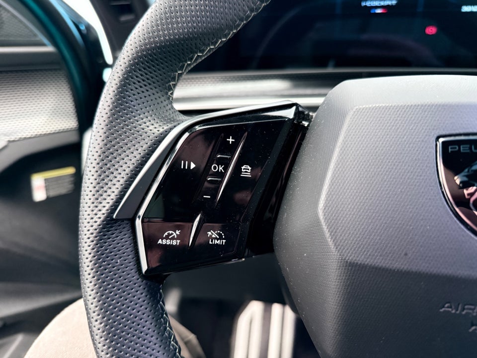 Peugeot e-3008 77 GT Pack 5d