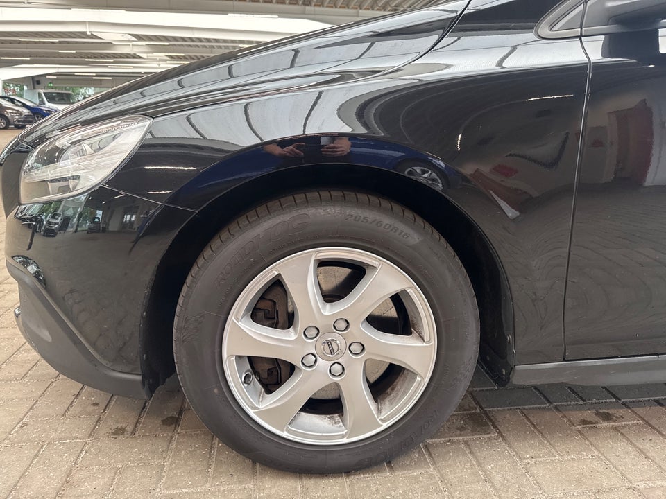 Volvo V40 CC 1,5 T3 152 Momentum aut. 5d