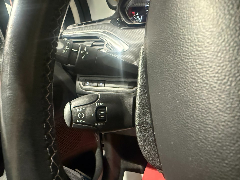 Peugeot 208 1,2 PureTech 82 Allure Sky 5d