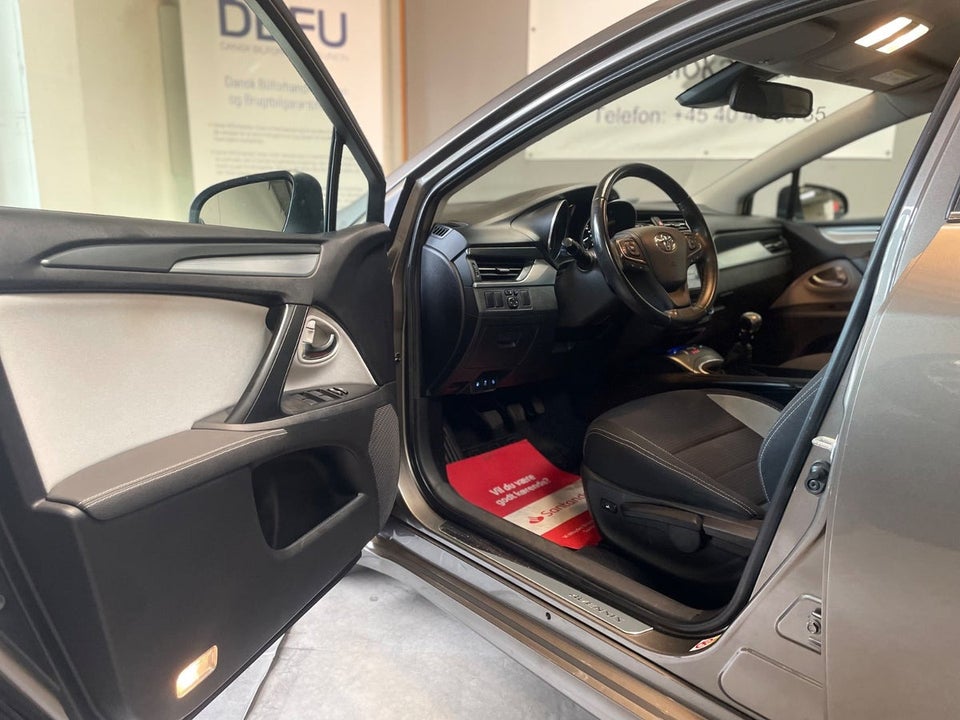 Toyota Avensis 1,8 VVT-i T2 Premium Touring Sports 5d