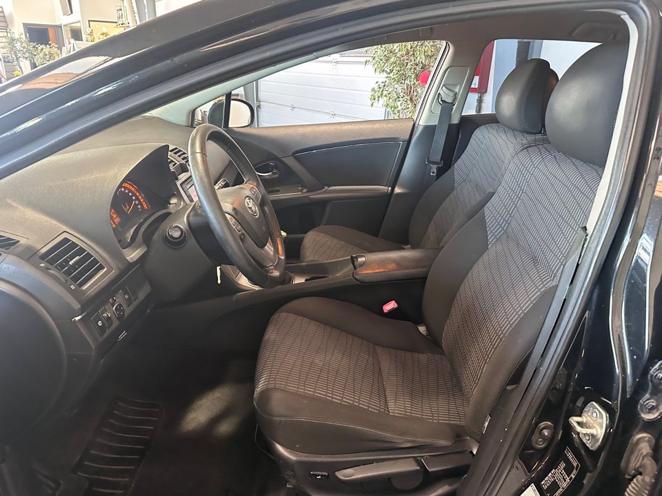 Toyota Avensis 2,0 D-4D T2 stc. 5d