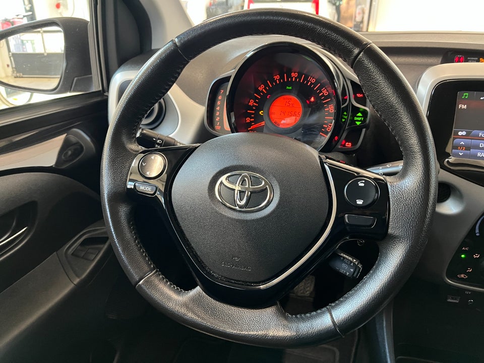 Toyota Aygo 1,0 VVT-i x-black 5d