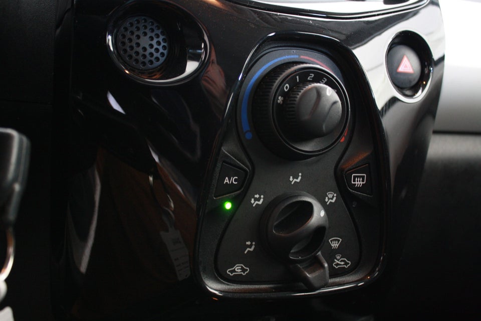 Toyota Aygo 1,0 VVT-i x-wave Sky 5d