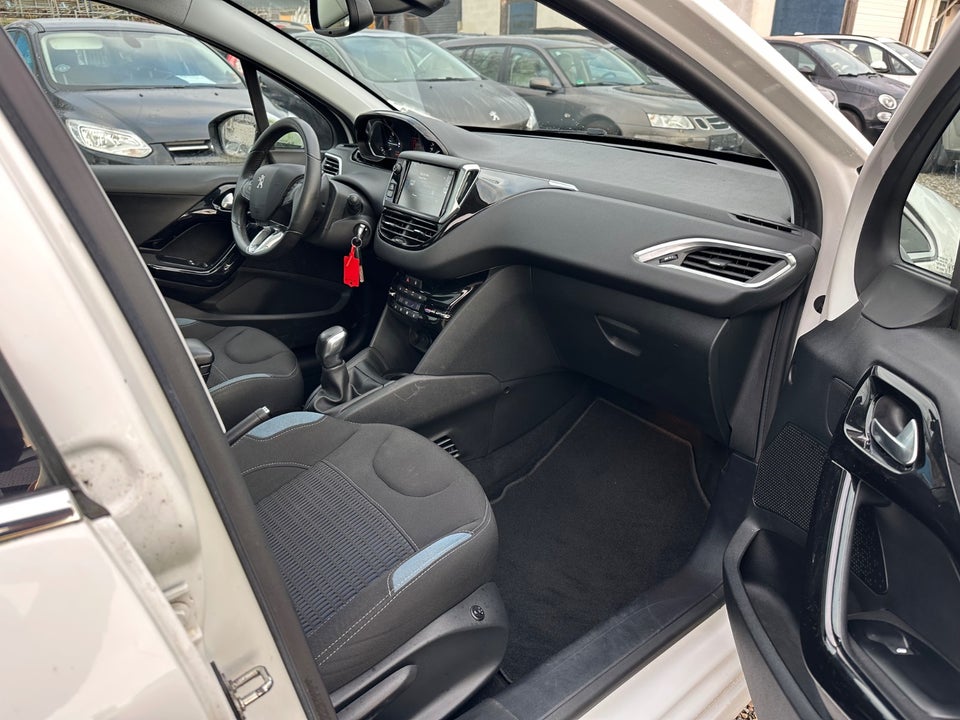 Peugeot 208 1,2 VTi Allure Sky 5d