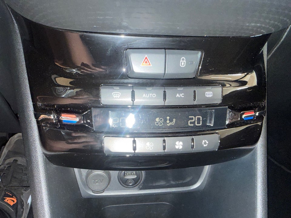 Peugeot 208 1,6 BlueHDi 100 Desire Sky 5d