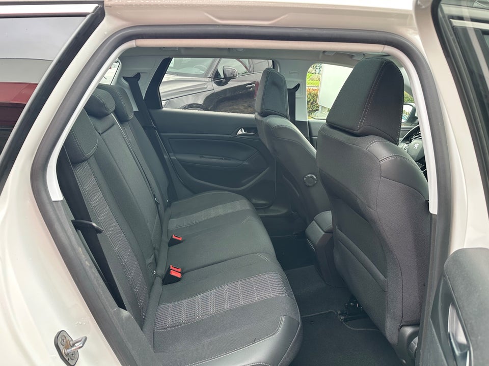 Peugeot 308 1,2 e-THP 130 Allure Sky SW 5d