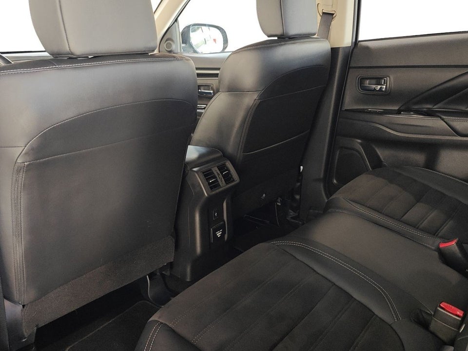 Mitsubishi Outlander 2,4 PHEV Limited CVT 4WD 5d