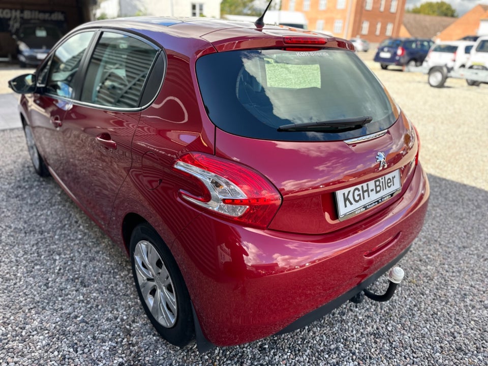 Peugeot 208 1,2 VTi Allure Sky 5d