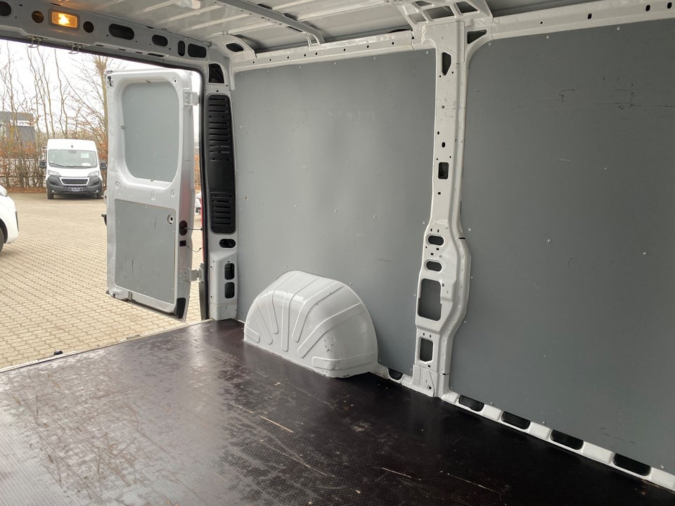 Peugeot Boxer 333 2,2 BlueHDi 140 L2H1 Premium