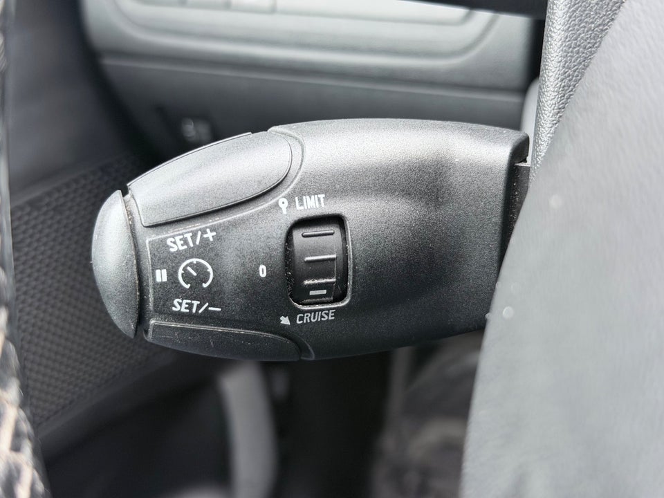 Peugeot 2008 1,5 BlueHDi 100 Prestige Sky 5d